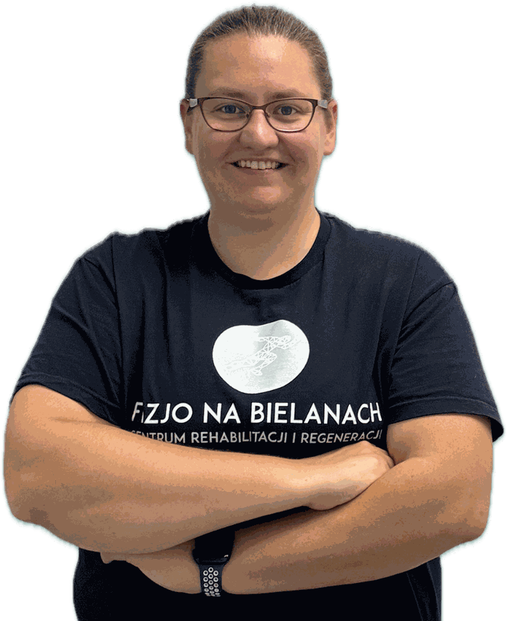 Małgorzata Kimso w koszulce Fizjo na Bielanach, z rękami skrzyżowanymi na piersi